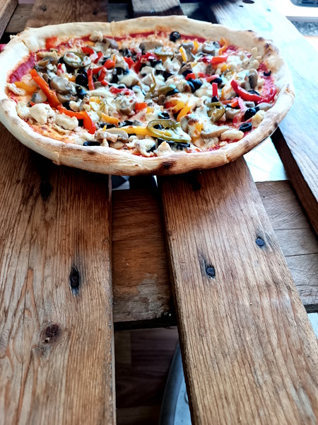 Mauritius: Essen am Strand. Es gibt mehr als Pizza.